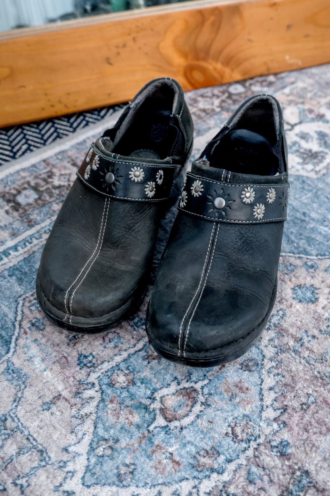 Ariat Black Leather Clogs – 6.5