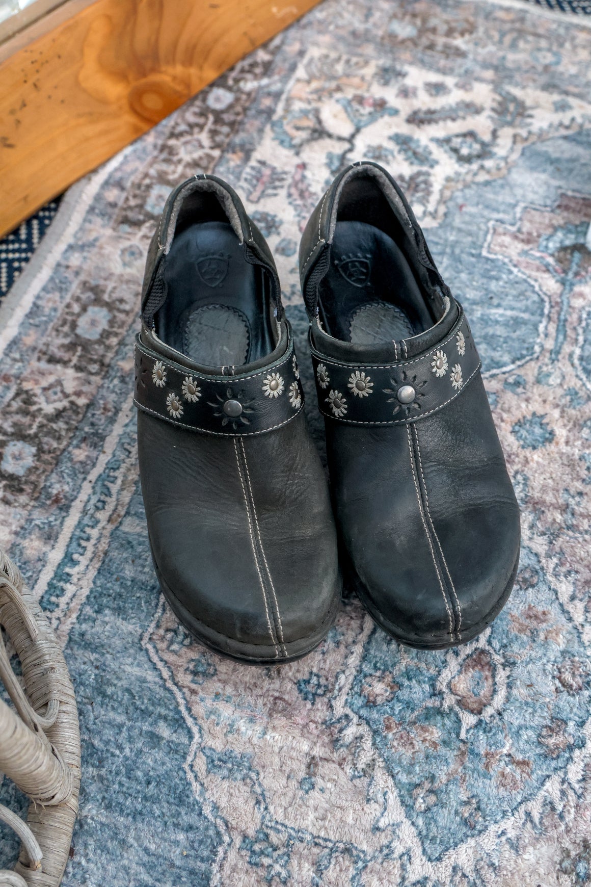 Ariat Black Leather Clogs – 6.5