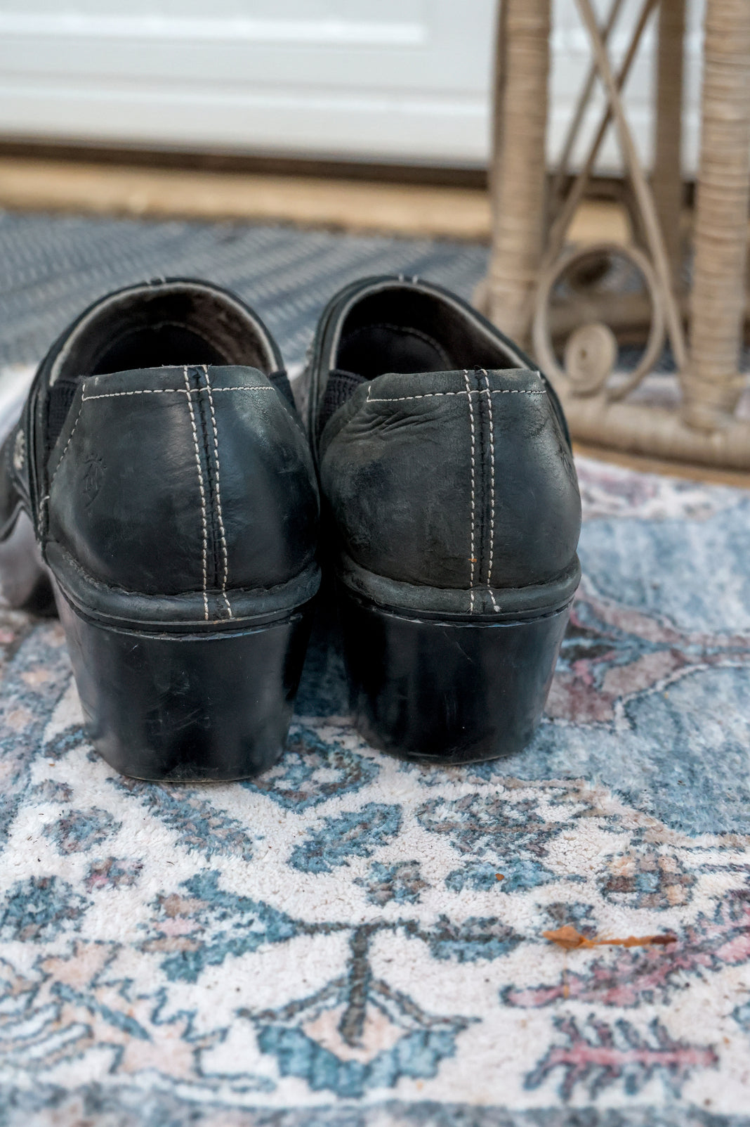 Ariat Black Leather Clogs – 6.5