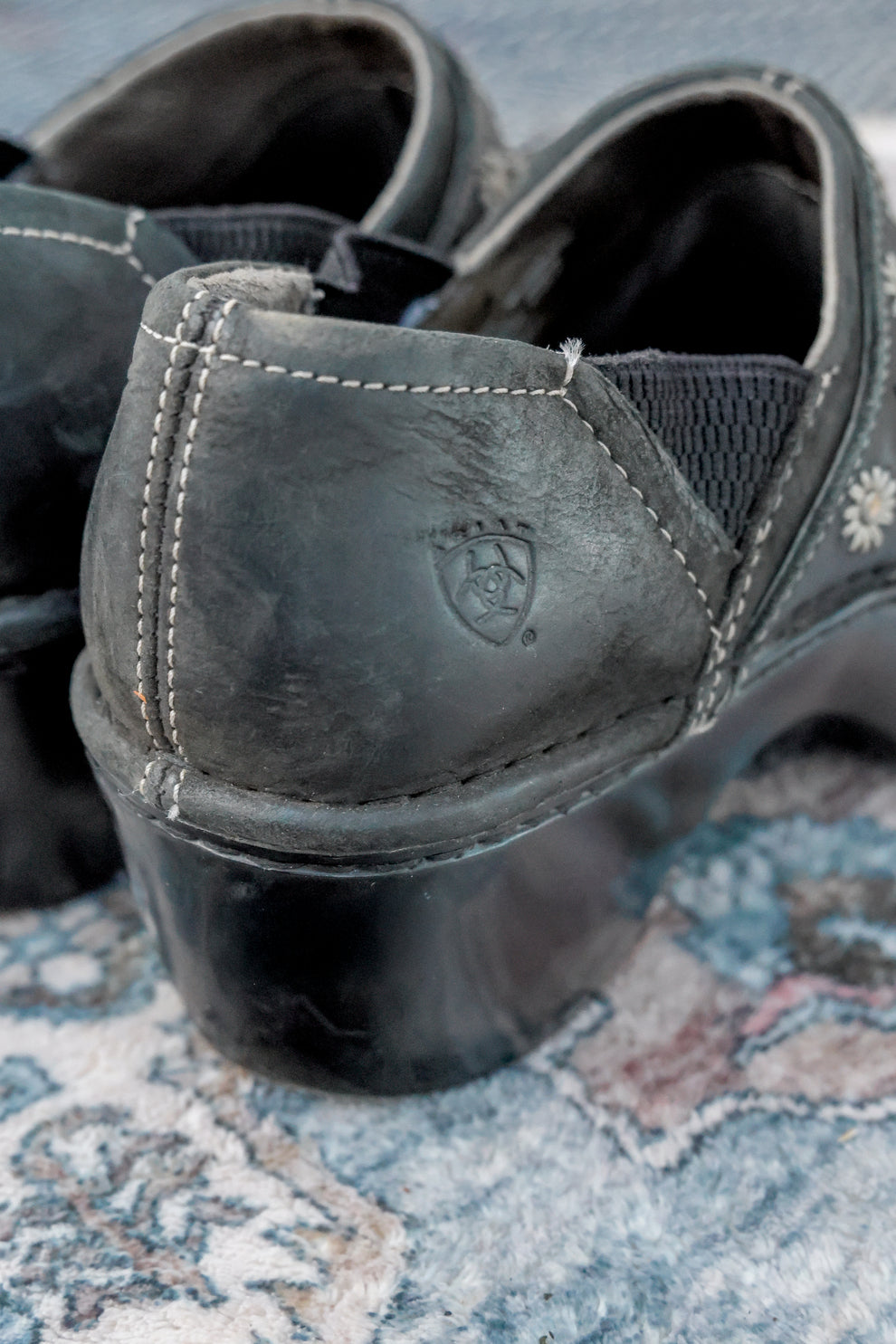 Ariat Black Leather Clogs – 6.5