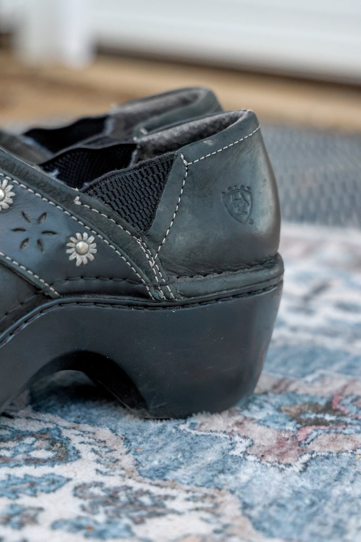 Ariat Black Leather Clogs – 6.5