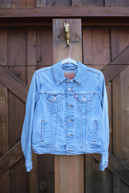 Vintage Levi’s Denim Trucker Jacket – Light Wash Jean Jacket, Classic 90s Style