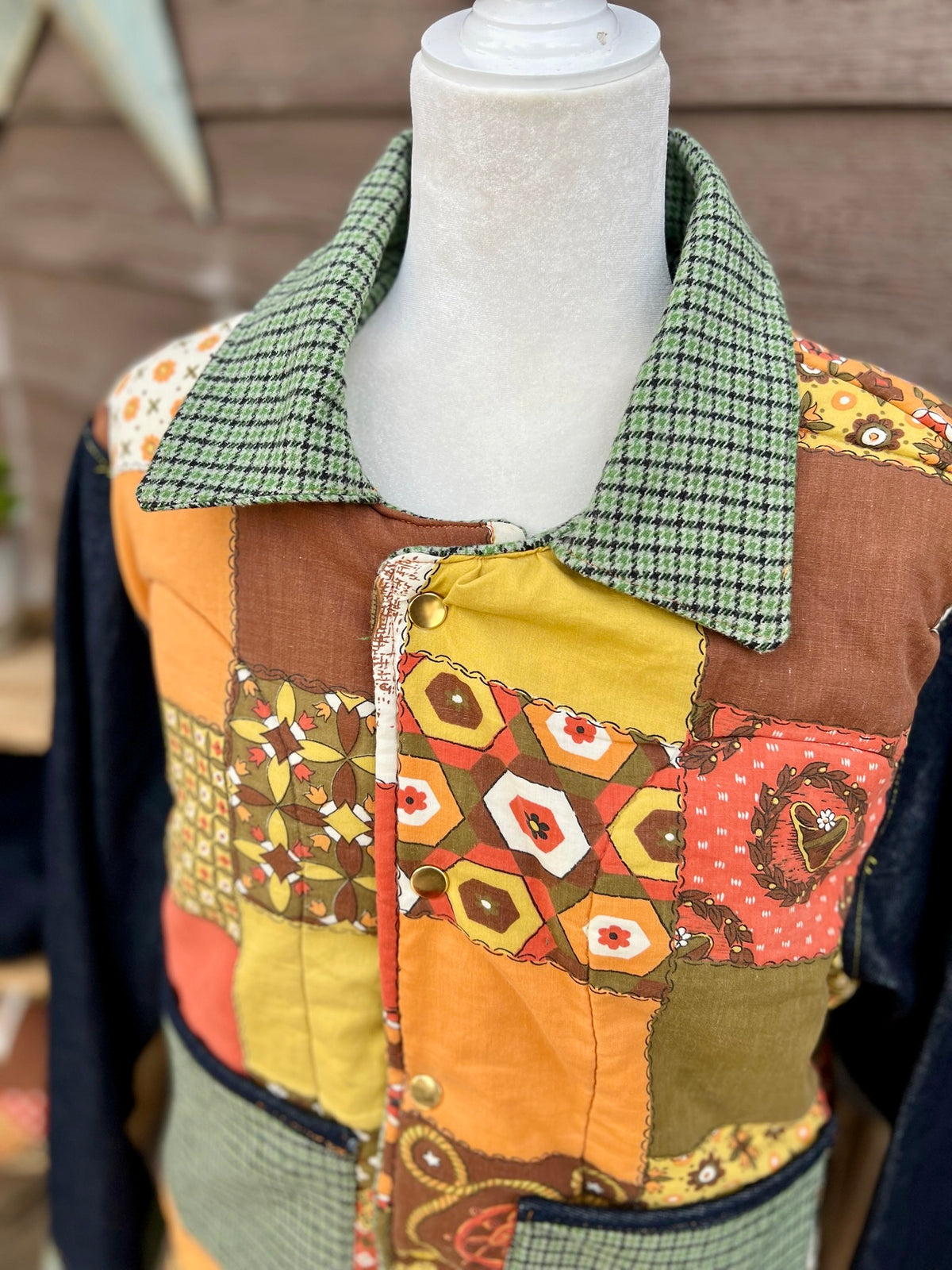 Close-up of the green check collar and snap front on the vintage sleeping bag camp coat in yellow, brown and orange
4. Pockets and closure